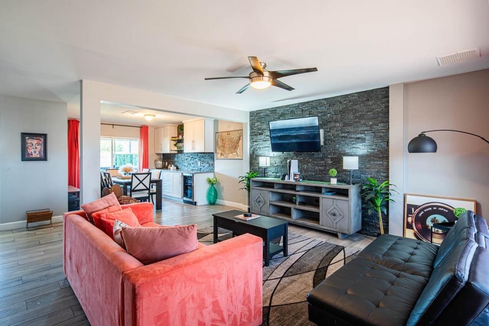Communal lounge/ TV room, TV and multimedia, Living room, Seating area, Dining area, Garden view, Pool view
