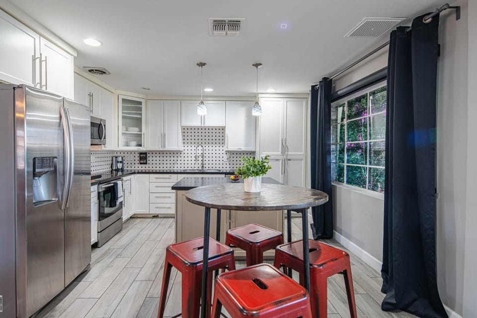 Kitchen or kitchenette, Dining area, dishwasher, minibar, oven, pet friendly, stove