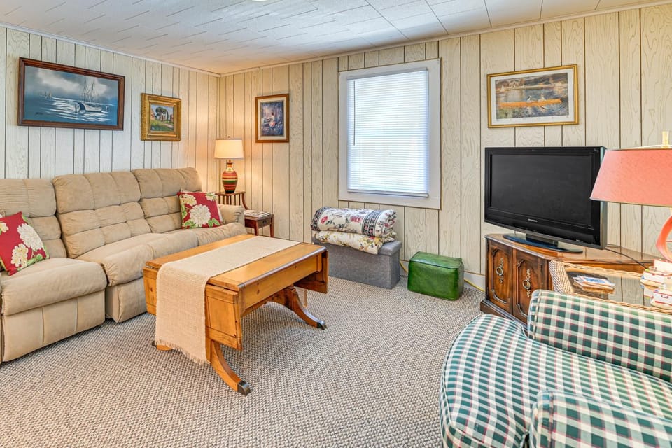 Lakefront Gem w/ Dock Near Saratoga Race Course House in Saratoga Lake
