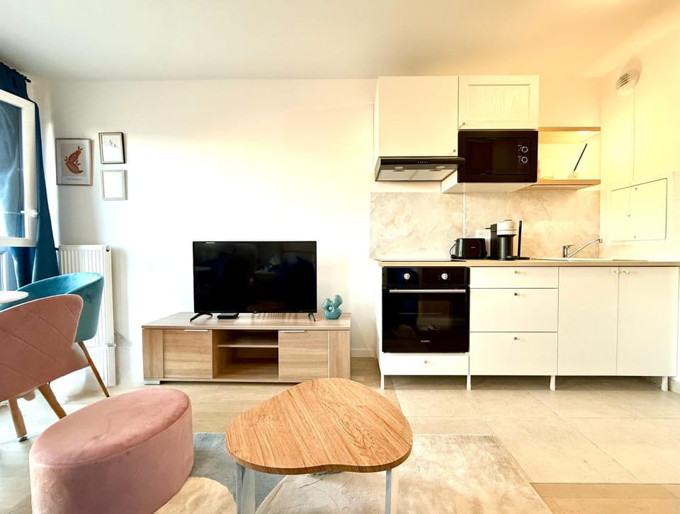 Communal lounge/ TV room, TV and multimedia, Coffee/tea facilities, Kitchen or kitchenette, oven, stove