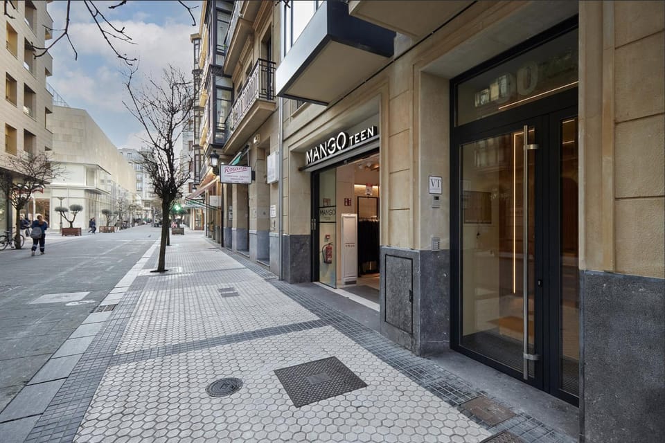 Property building, Neighbourhood, Location