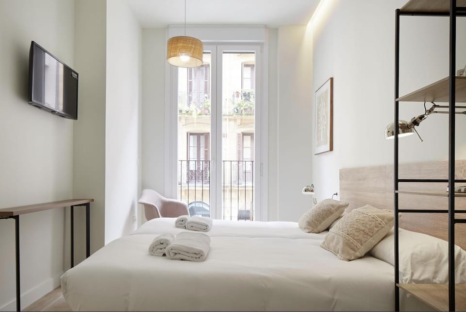 Bed, TV and multimedia, Bedroom