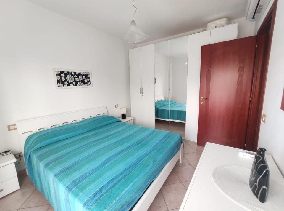 Bedroom, wardrobe, air conditioner