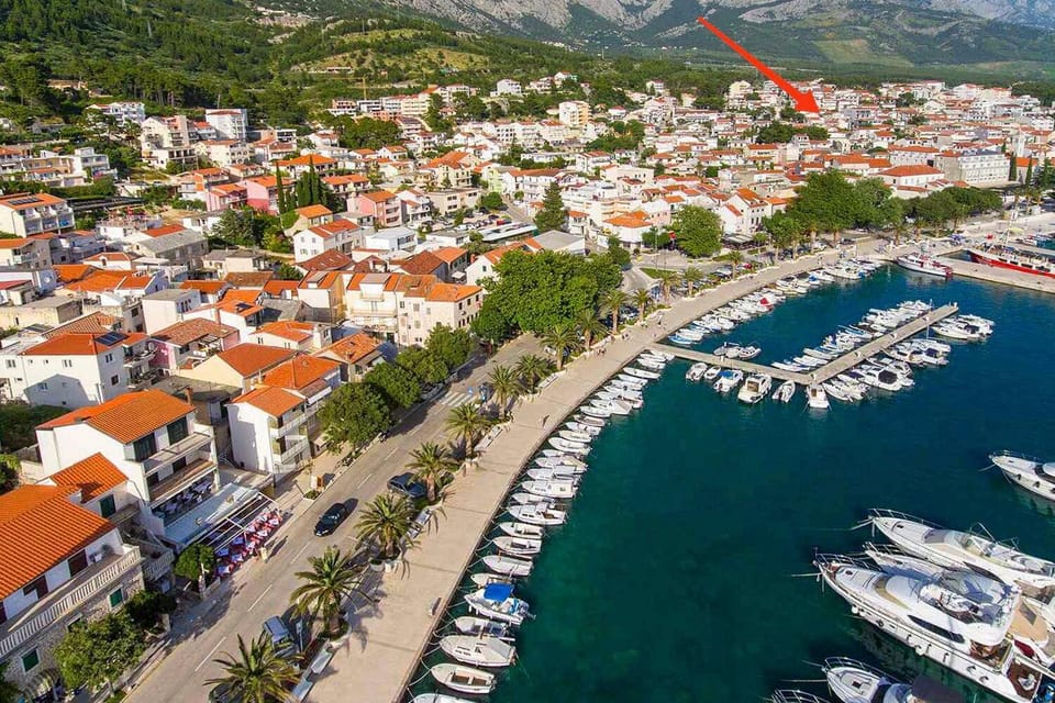 Facade/entrance, Beach, Location