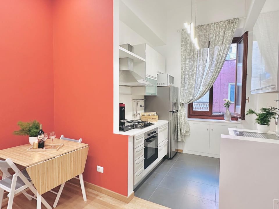 Kitchen or kitchenette, Dining area, oven