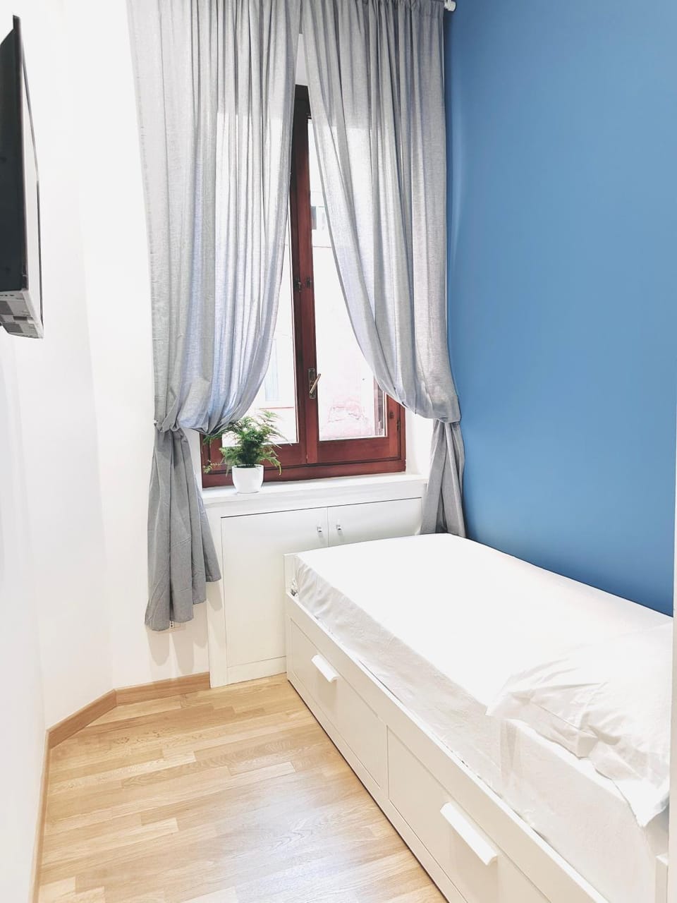 Bed, TV and multimedia, Bedroom