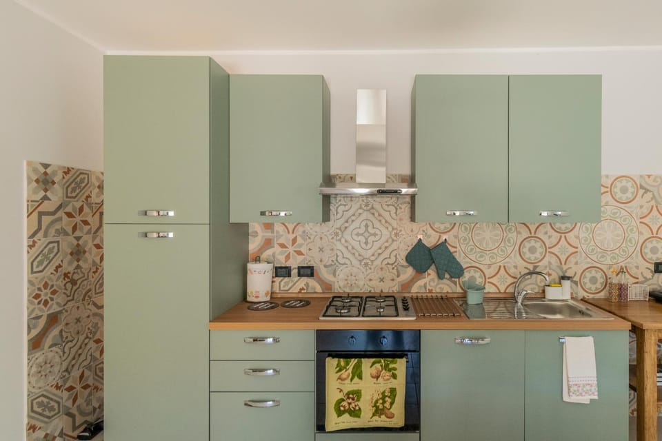 Kitchen or kitchenette, oven, stove