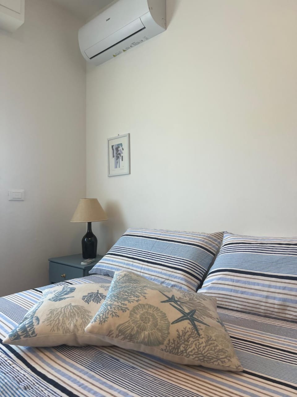 Bed, Photo of the whole room, Bedroom, air conditioner