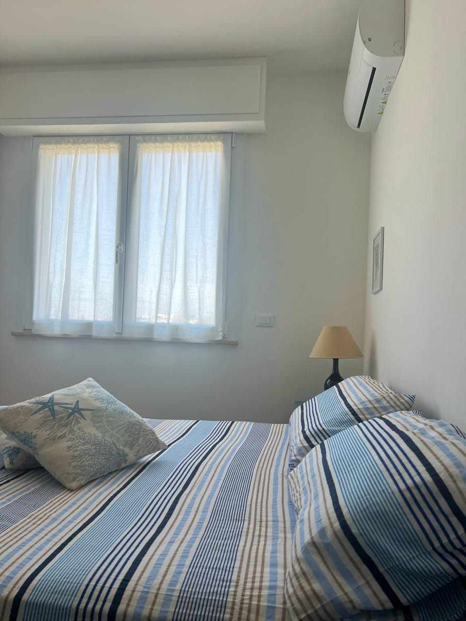 Bed, Photo of the whole room, Bedroom, internet, air conditioner