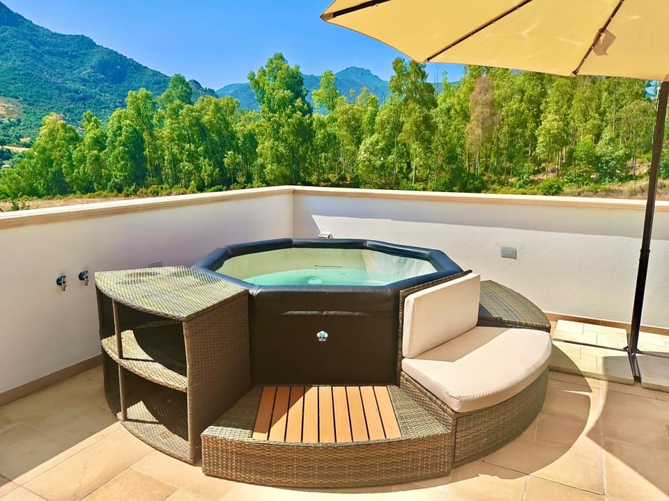 Natural landscape, Hot Tub, View (from property/room), Balcony/Terrace, Mountain view, Pool view, sunbed