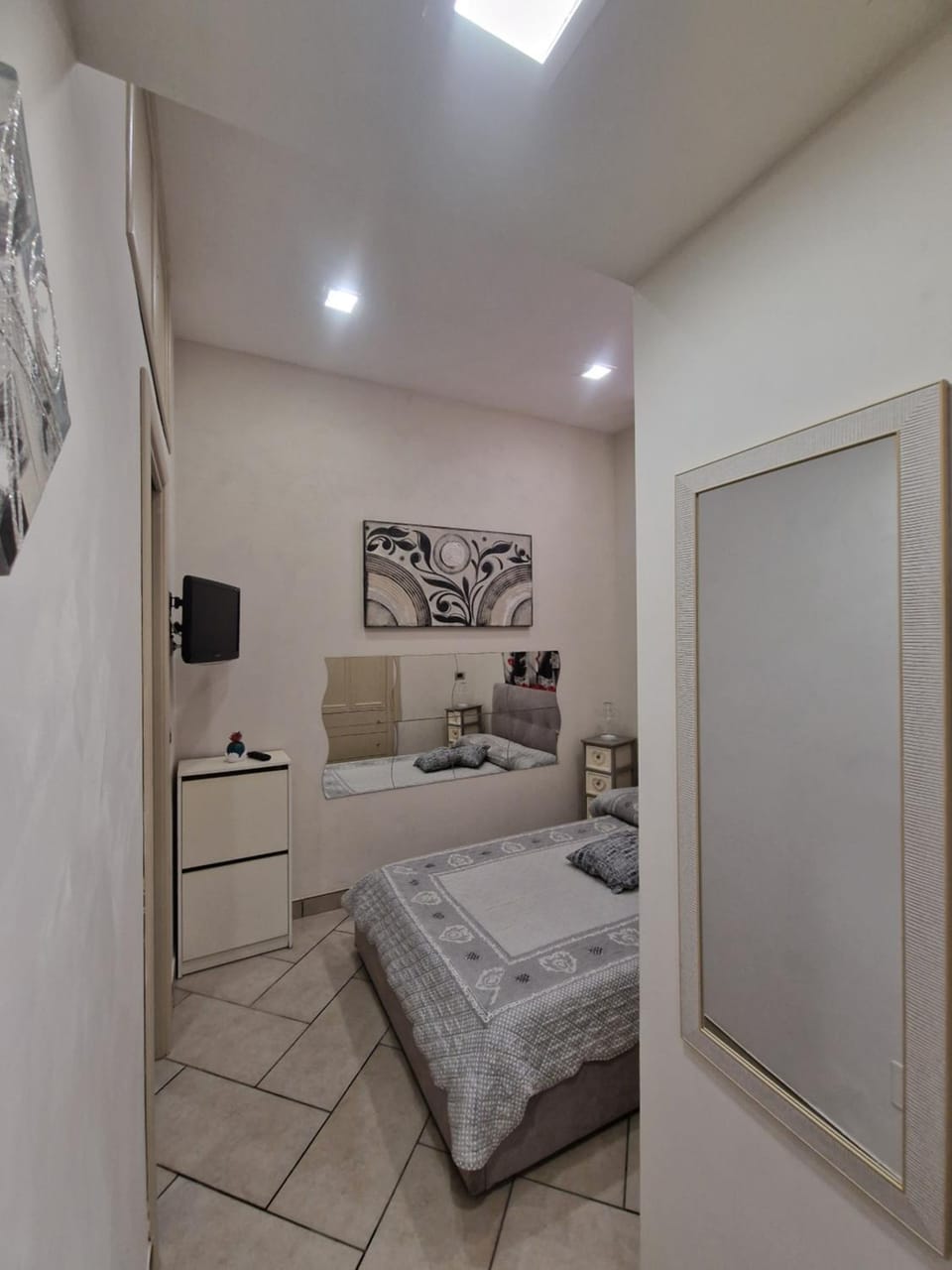 Bed, TV and multimedia, Bedroom