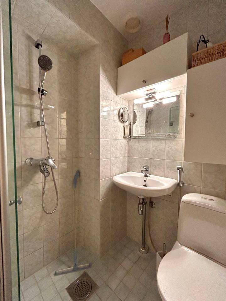 Cozy Top-Floor Studio in Trendy Punavuori, Quiet & Central Apartment in Helsinki