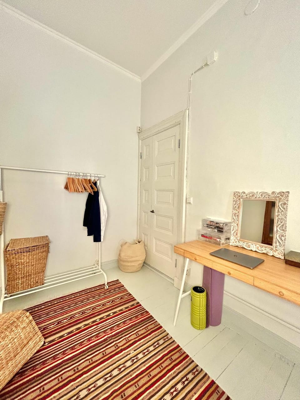 Cozy Top-Floor Studio in Trendy Punavuori, Quiet & Central Apartment in Helsinki