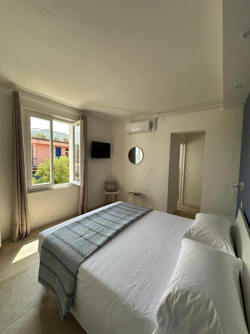 Bed, TV and multimedia, air conditioner