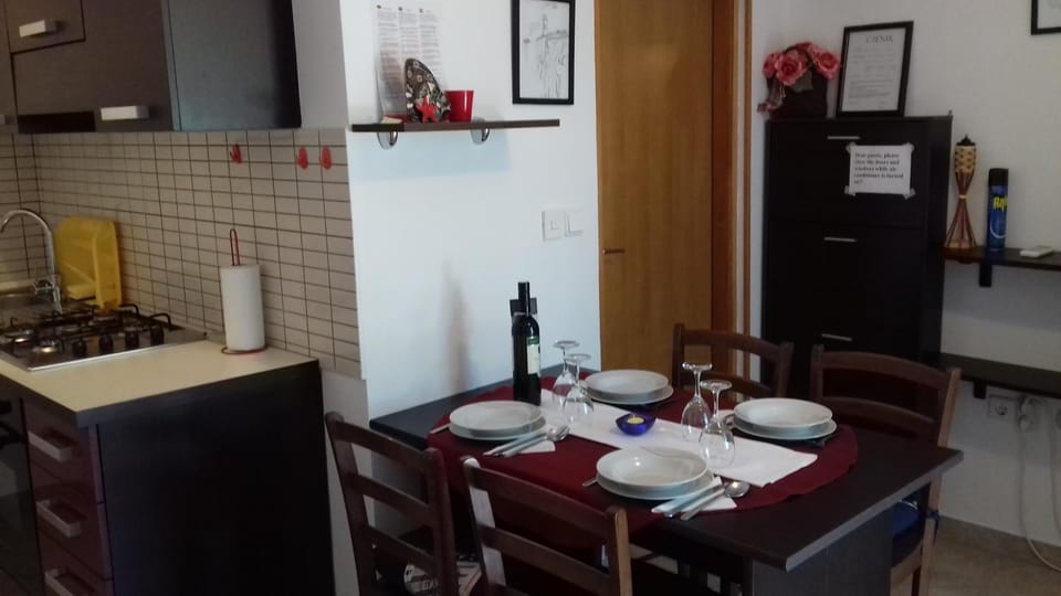 Kitchen or kitchenette, Dining area, Communal kitchen