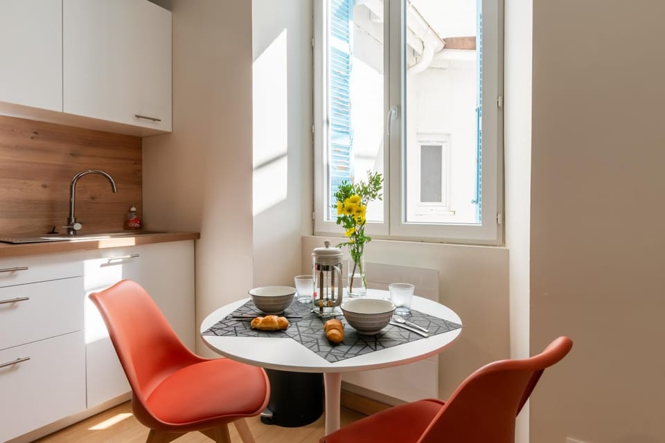 Kitchen or kitchenette, Seating area, Dining area, stove