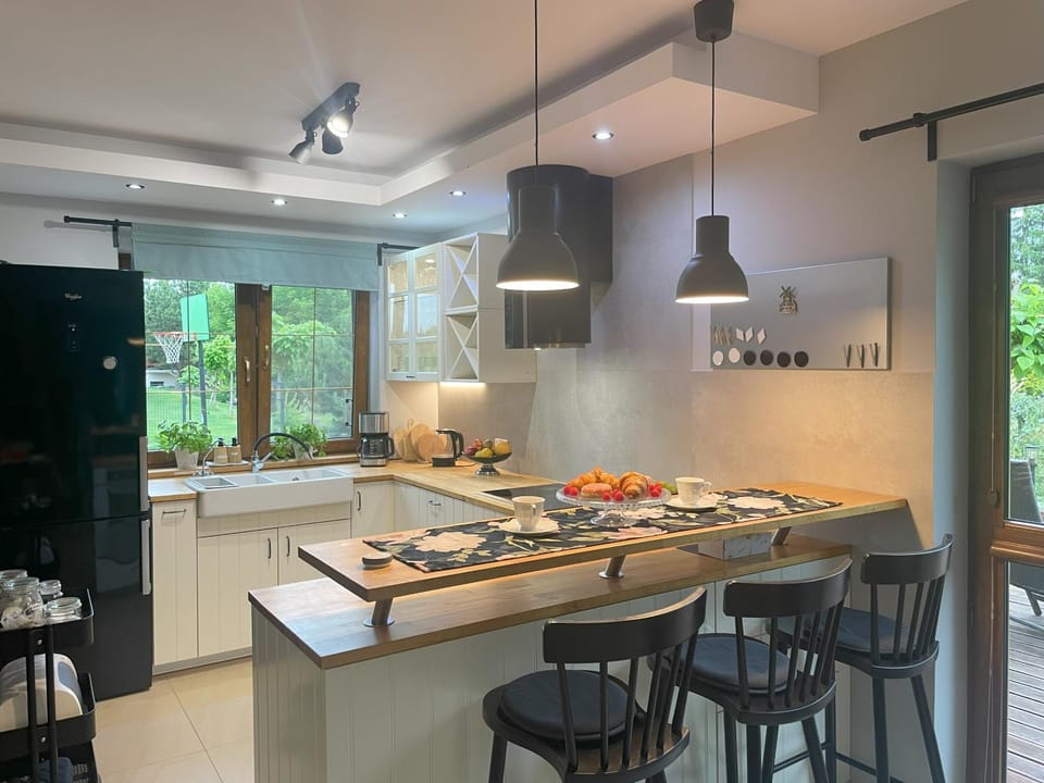 Kitchen or kitchenette, Dining area, stove