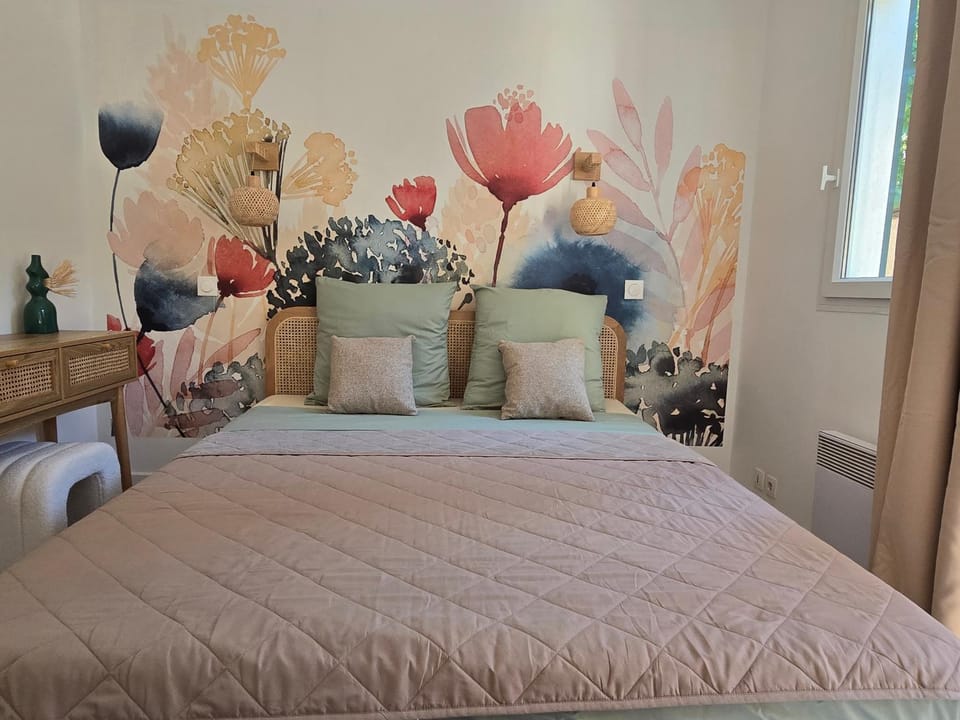 Bed, Photo of the whole room, Bedroom