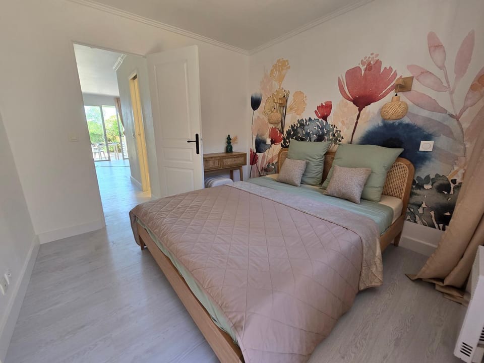 Bed, Photo of the whole room, Seating area, Bedroom