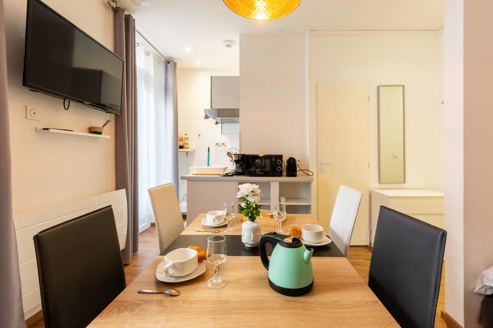 TV and multimedia, Coffee/tea facilities, Kitchen or kitchenette, Living room, Seating area, Dining area, microwave