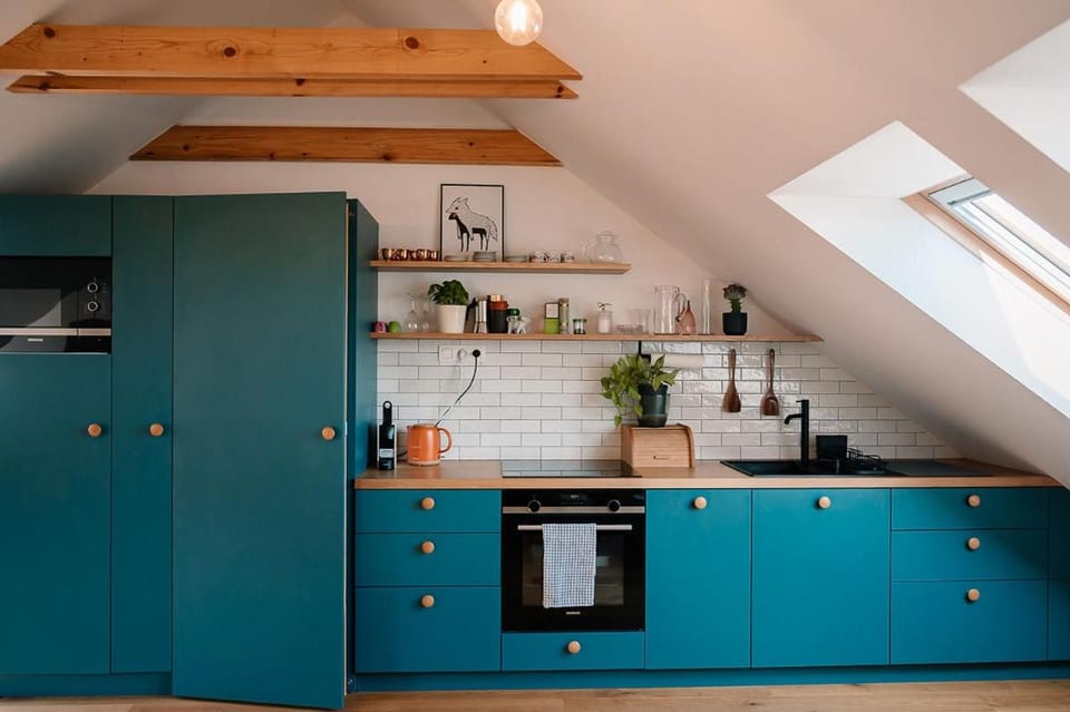 Coffee/tea facilities, Kitchen or kitchenette, stove