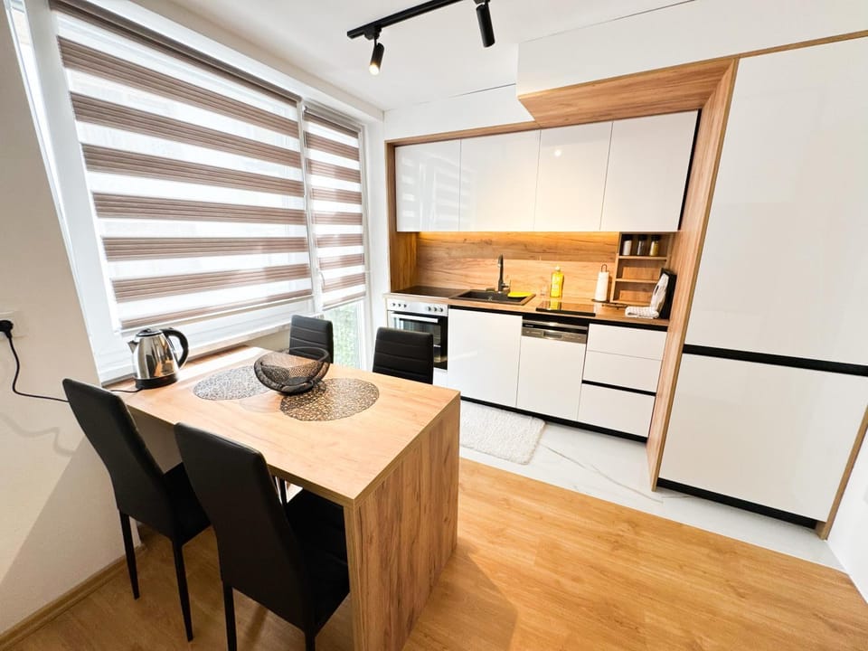 Coffee/tea facilities, Kitchen or kitchenette, Dining area, dishwasher, stove