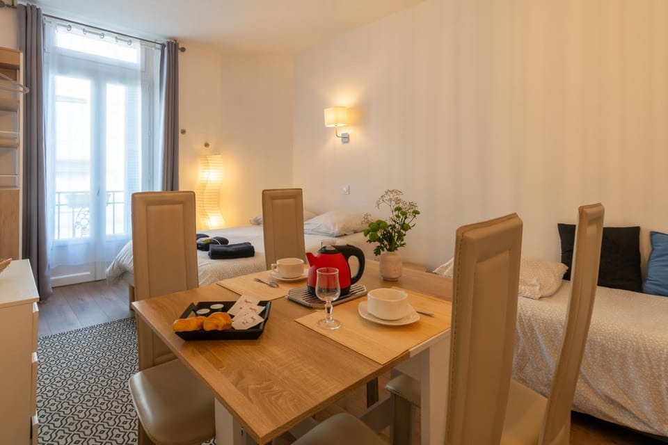 Bed, Dining area