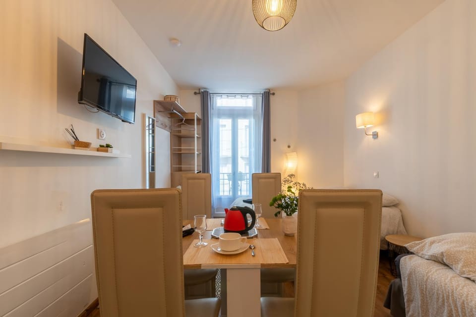 Bed, TV and multimedia, Dining area