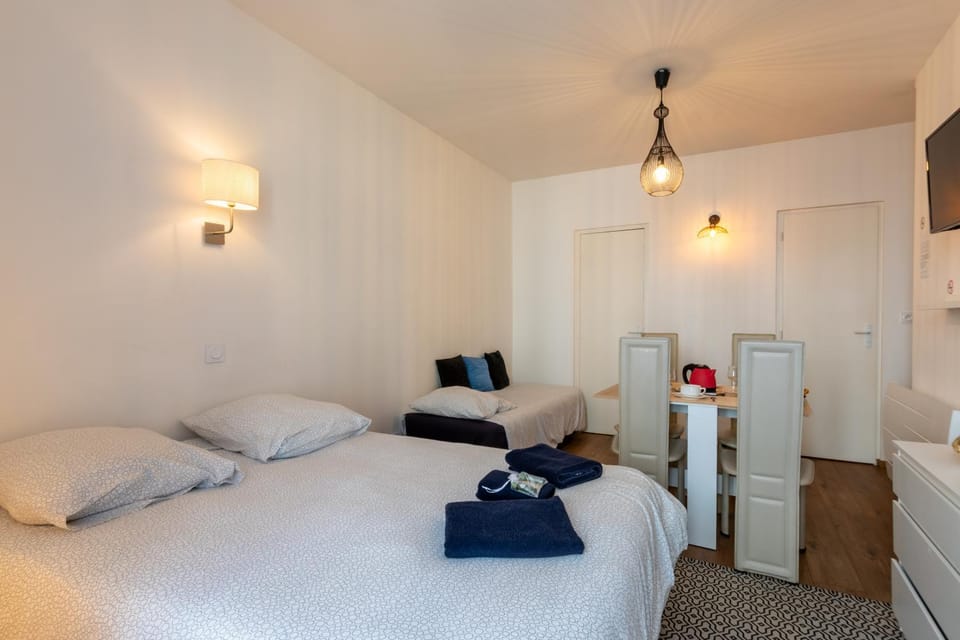 Bed, Dining area, towels