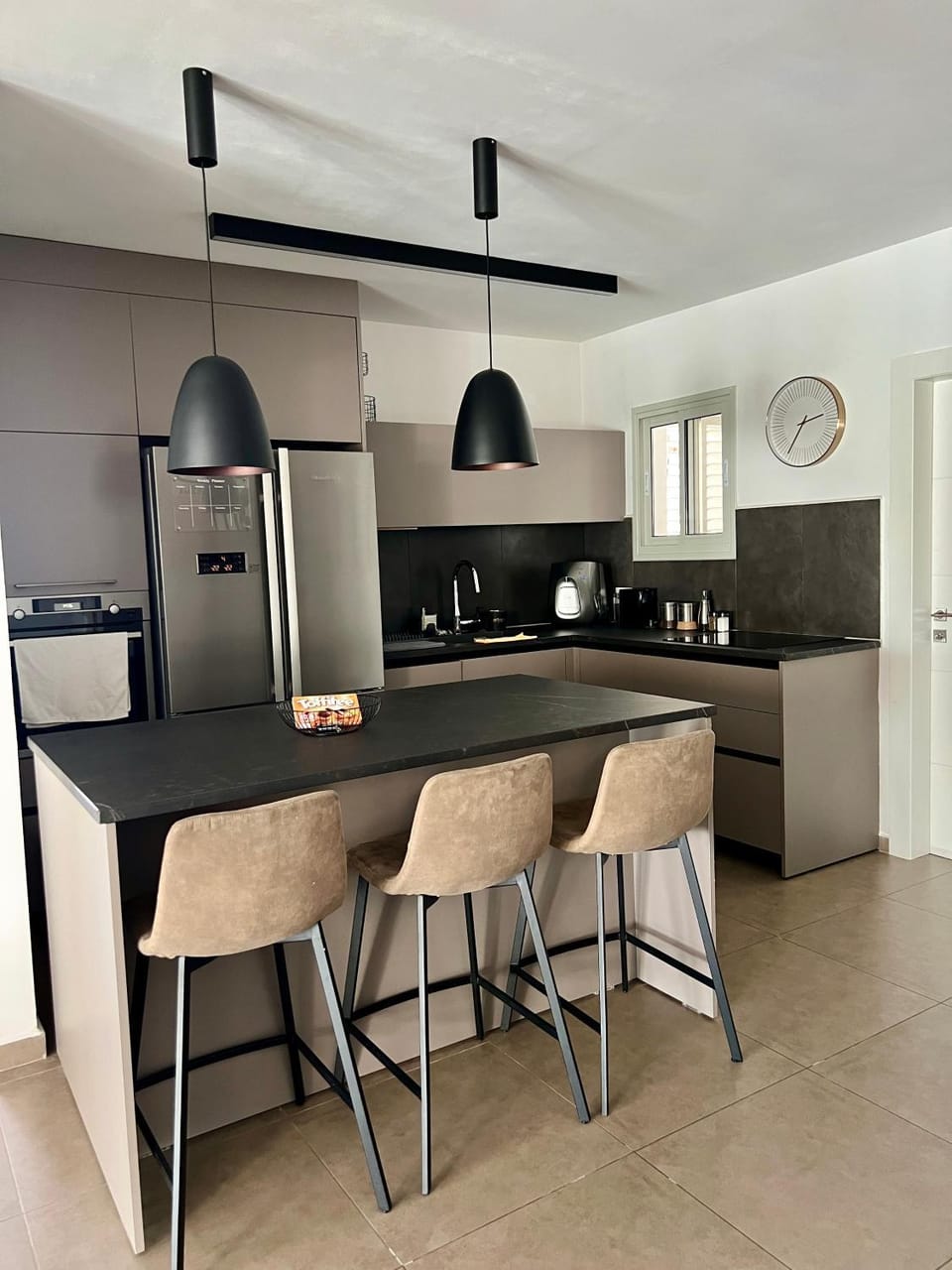 Coffee/tea facilities, Kitchen or kitchenette, dishwasher, oven, stove, kitchen