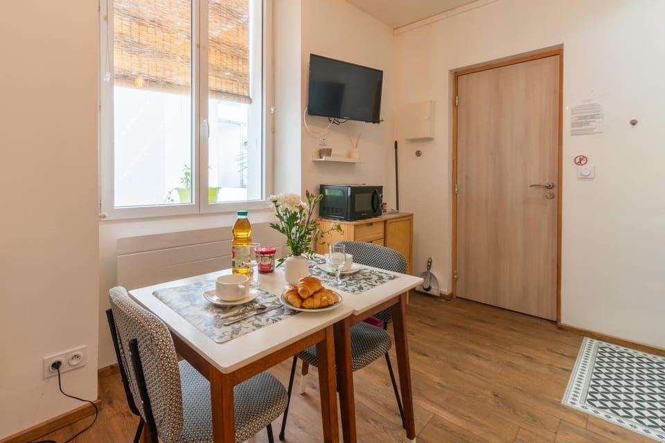 TV and multimedia, Living room, Seating area, Dining area, microwave