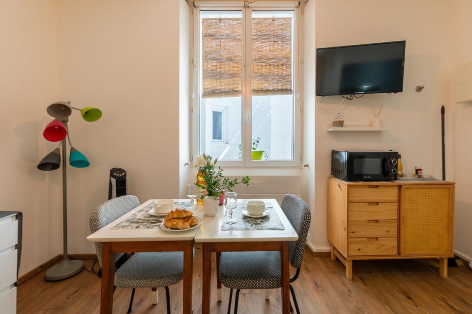 TV and multimedia, Seating area, Dining area, microwave