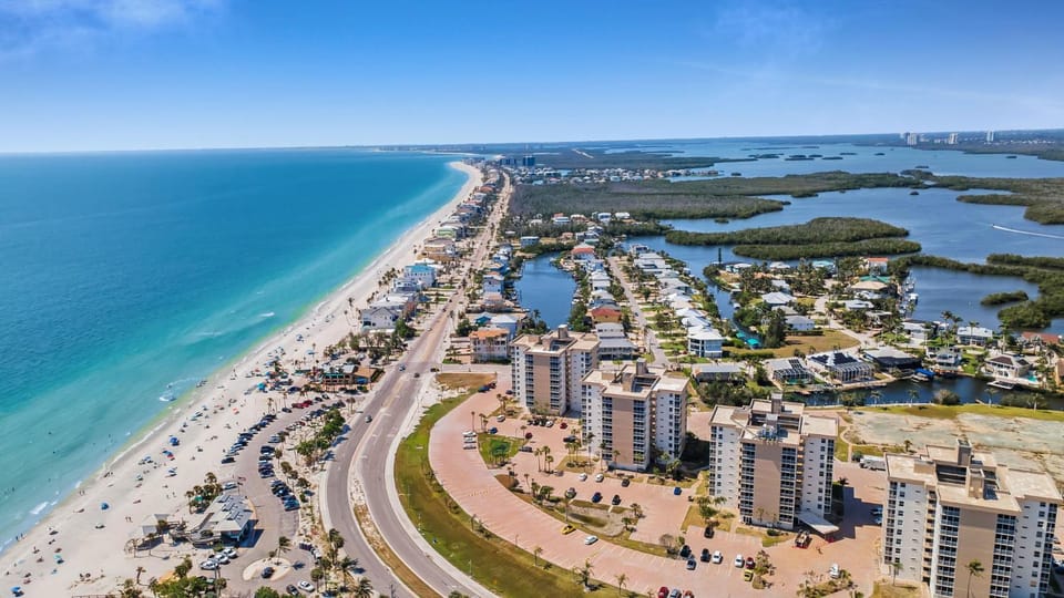 Property building, Day, Neighbourhood, Bird's eye view, Beach, Location