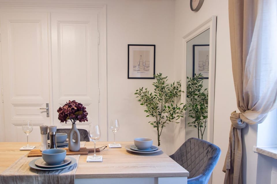 Seating area, Dining area, kitchen