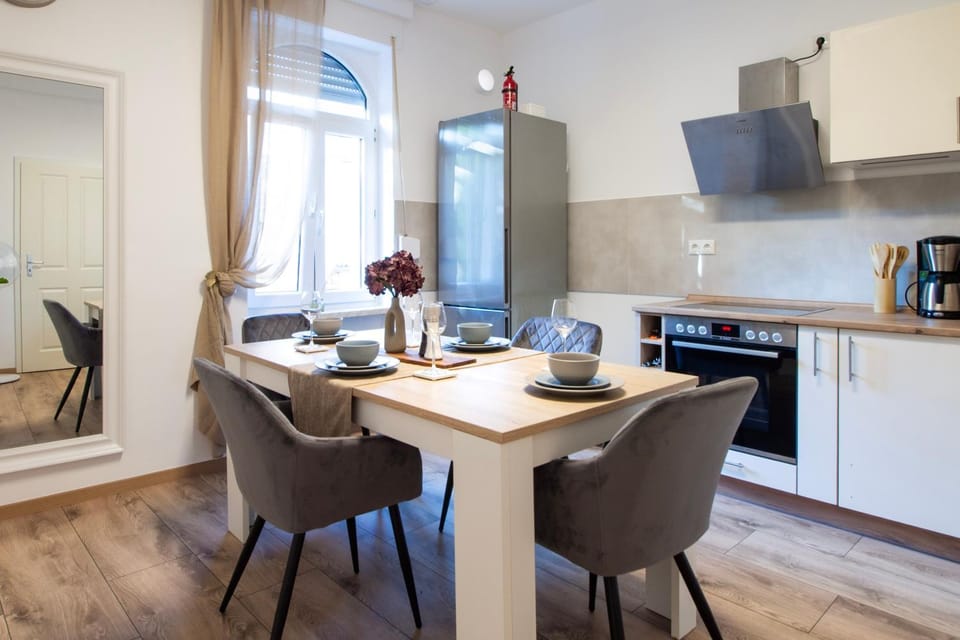 Kitchen or kitchenette, Seating area, Dining area, Food, oven, stove