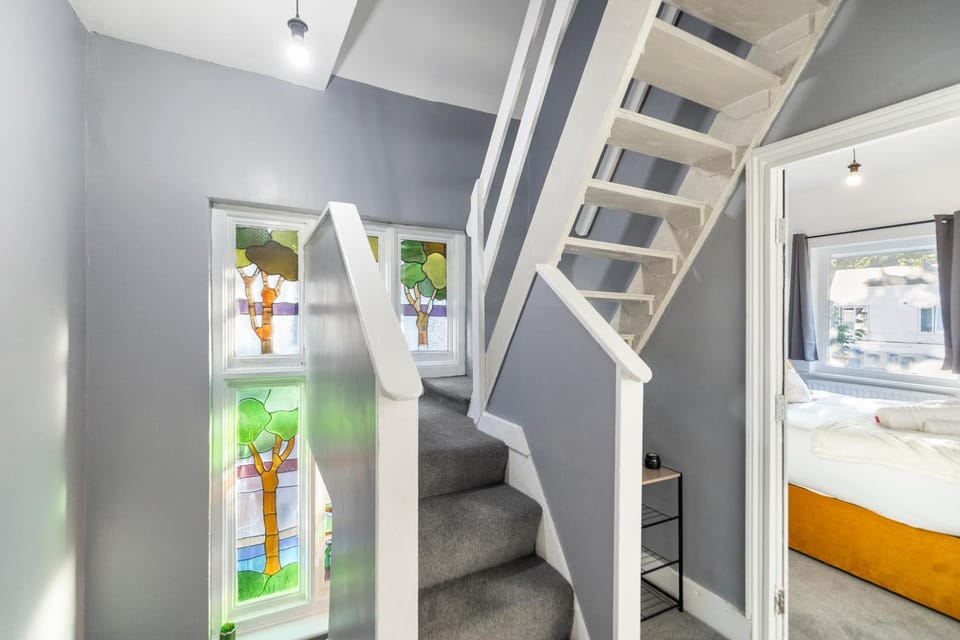 Spacious 6BR London Home Sleeps 18 Near Tube House in London