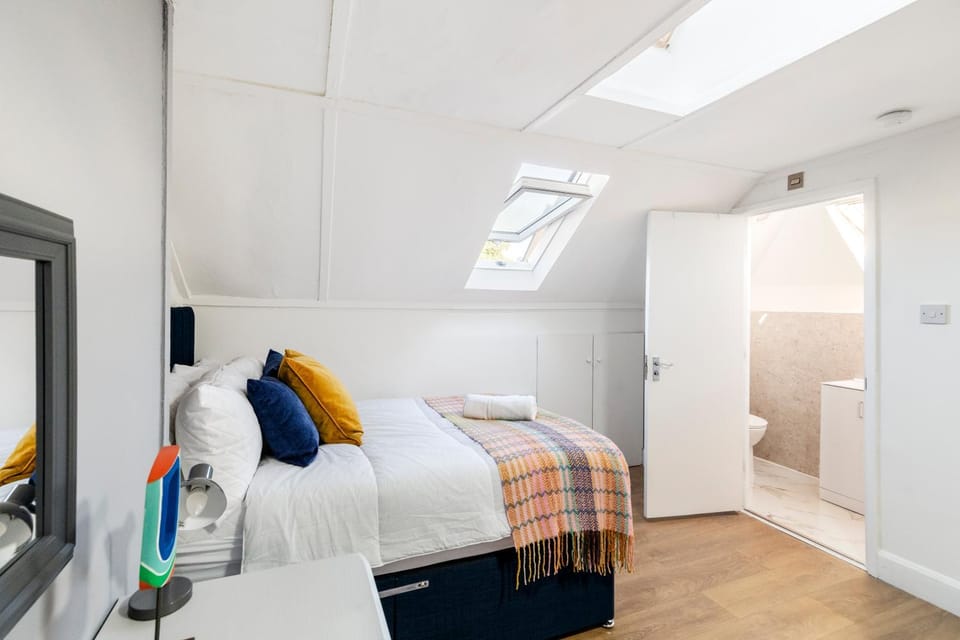 Spacious 6BR London Home Sleeps 18 Near Tube House in London