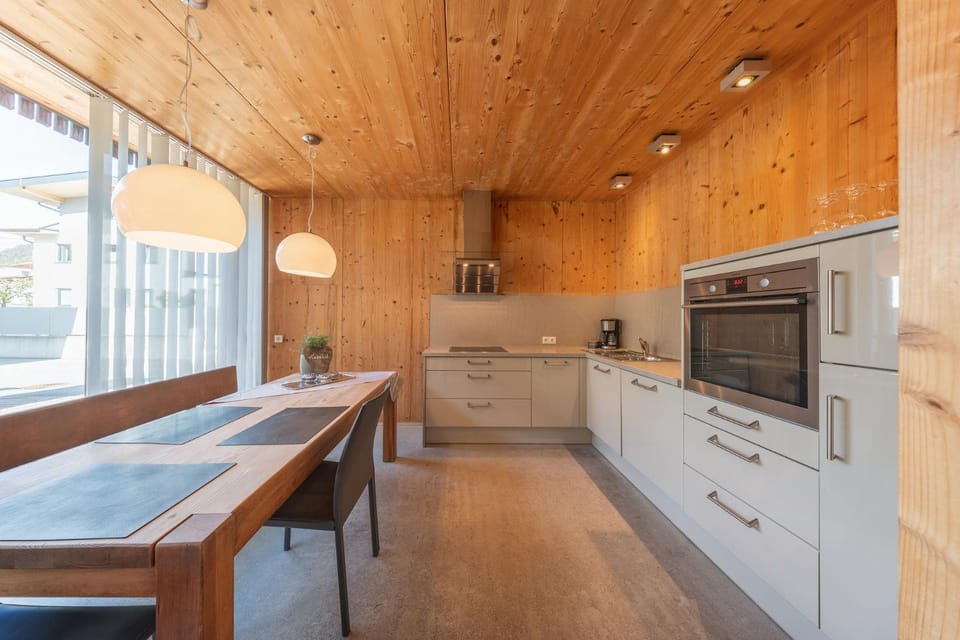Kitchen or kitchenette, dishwasher, stove