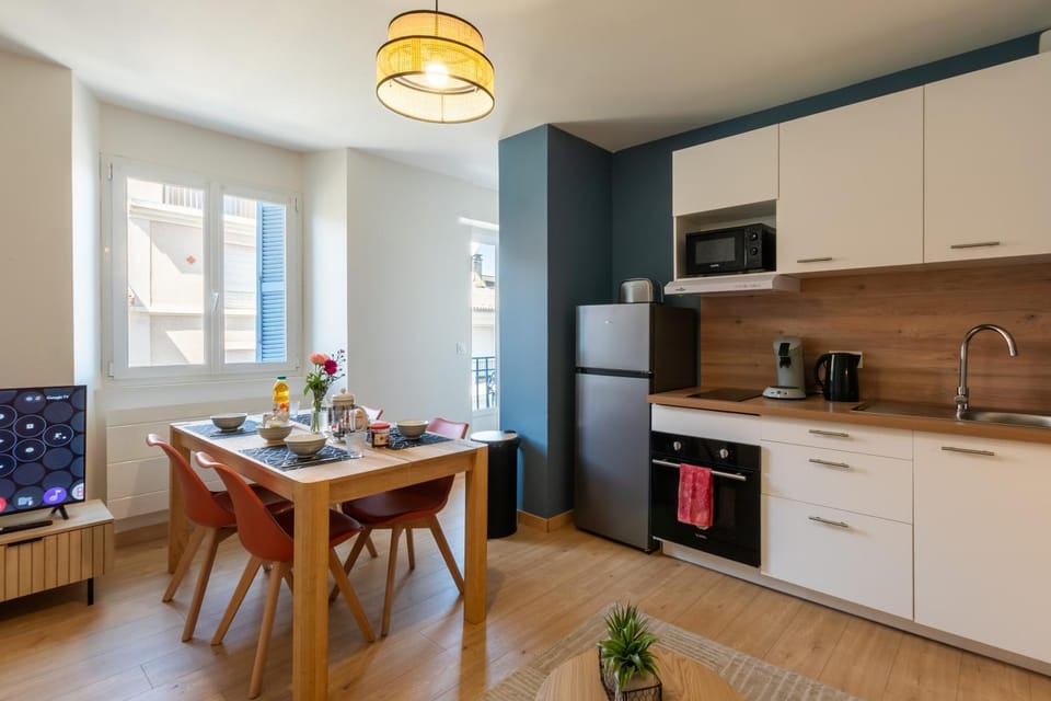TV and multimedia, Coffee/tea facilities, Kitchen or kitchenette, Dining area, microwave, oven, stove, toaster