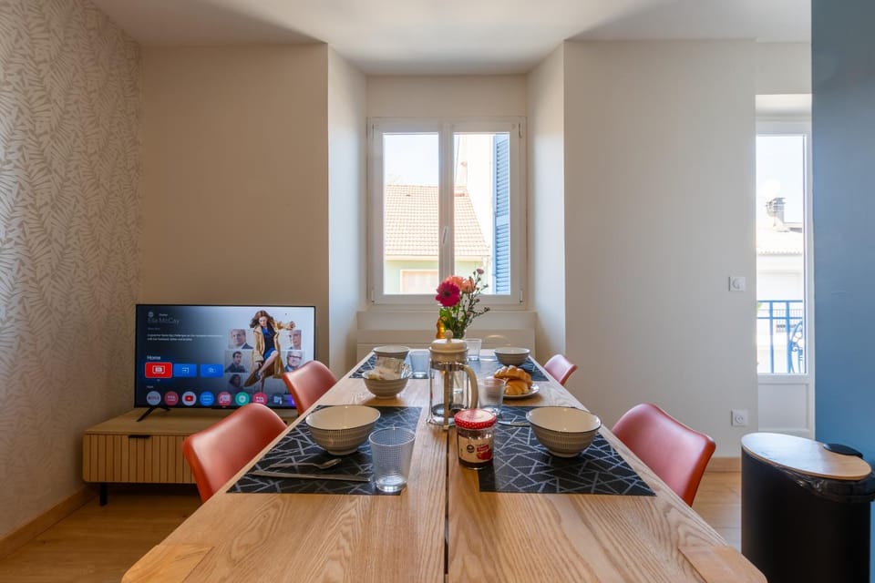 TV and multimedia, Living room, Seating area, Dining area