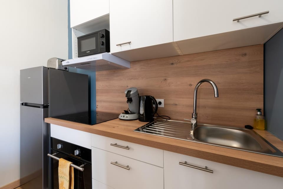 Coffee/tea facilities, Kitchen or kitchenette, oven, stove, toaster