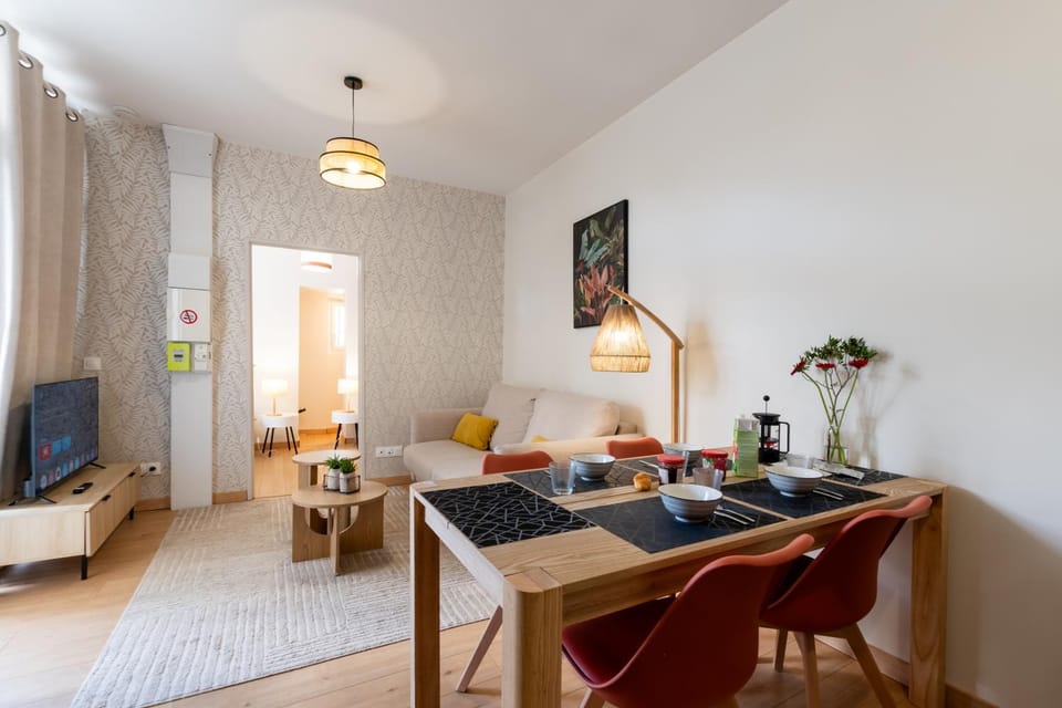 TV and multimedia, Living room, Seating area, Dining area