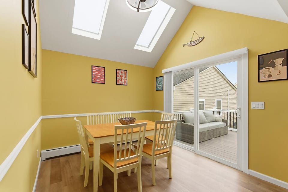 Gorgeous Beach Unit sleeps 4, 2 beach badges, beach towels, and 4 min to beach House in Seaside Heights