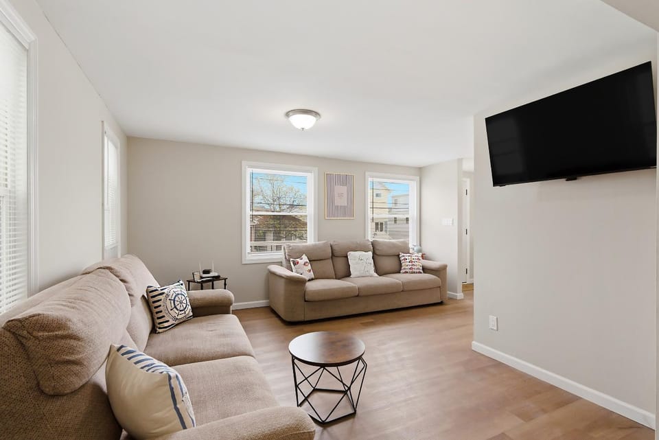 Gorgeous Beach Unit sleeps 4, 2 beach badges, beach towels, and 4 min to beach House in Seaside Heights