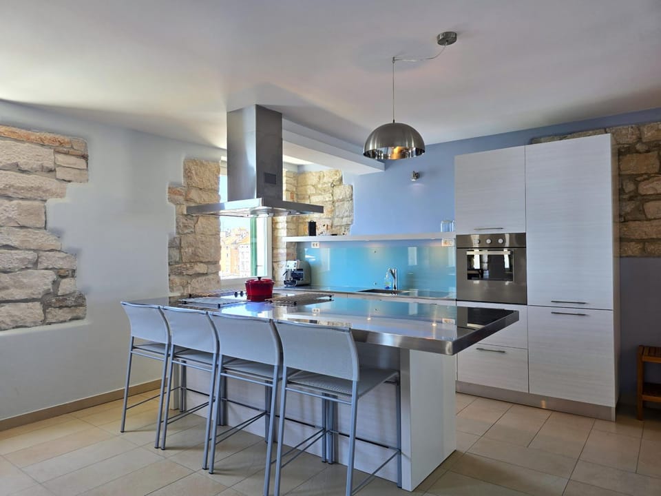 Kitchen or kitchenette, Dining area, dishwasher, oven, stove