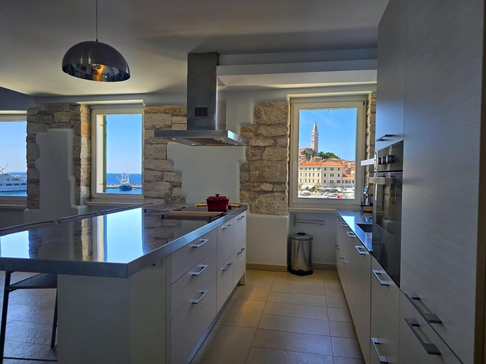 Kitchen or kitchenette, City view, Sea view, dishwasher, oven, stove