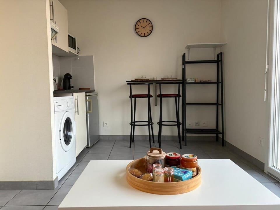 Kitchen or kitchenette, Food and drinks, washing machine