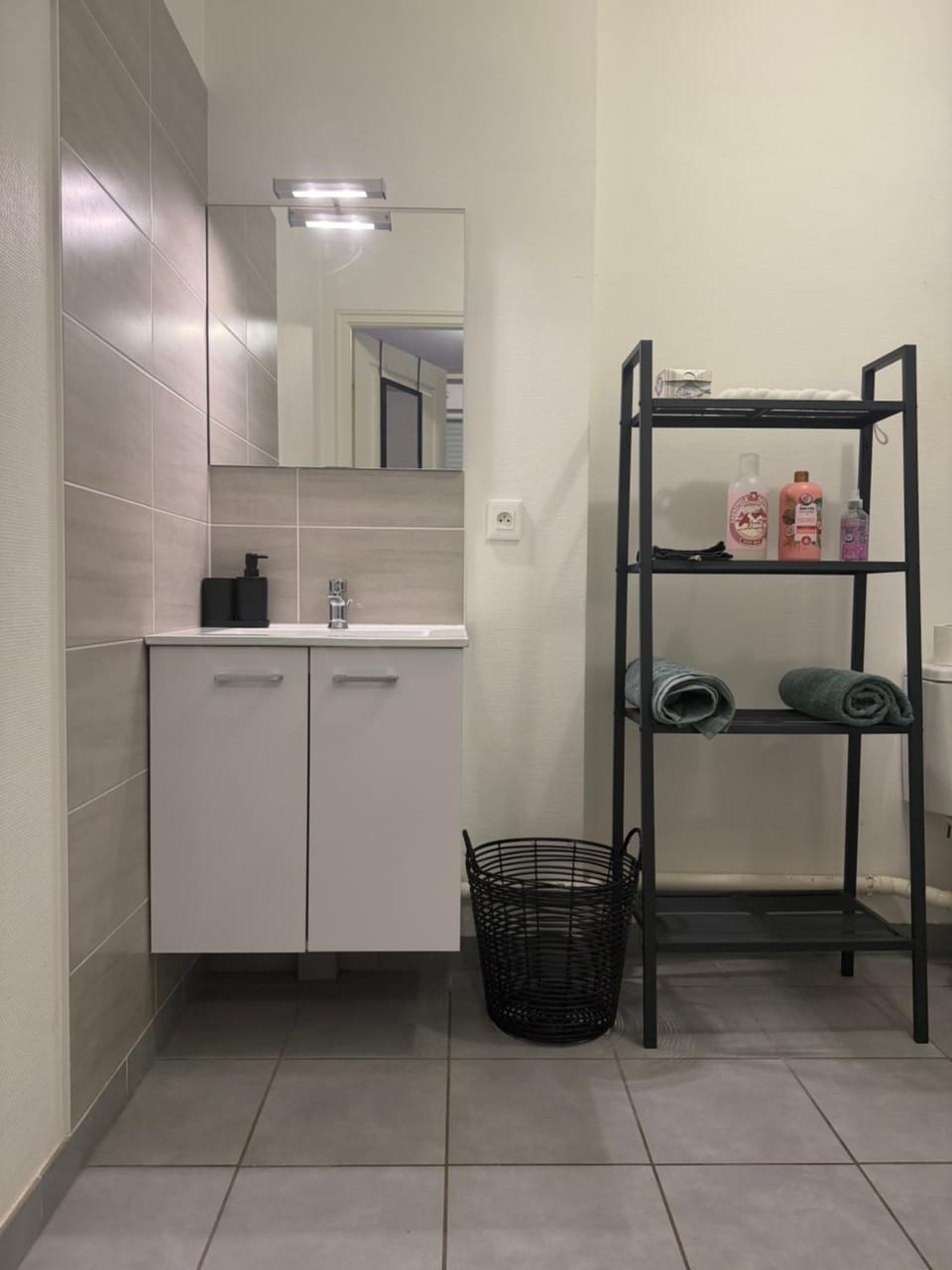Bathroom, towels