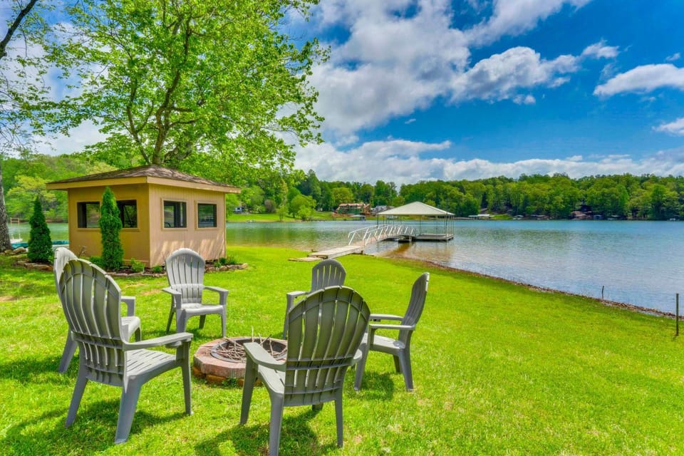 Lake Chatuge Home: Boat Dock, Hot Tub & Perks! House in Tennessee