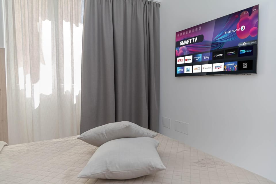 Bed, TV and multimedia, Photo of the whole room, Bedroom
